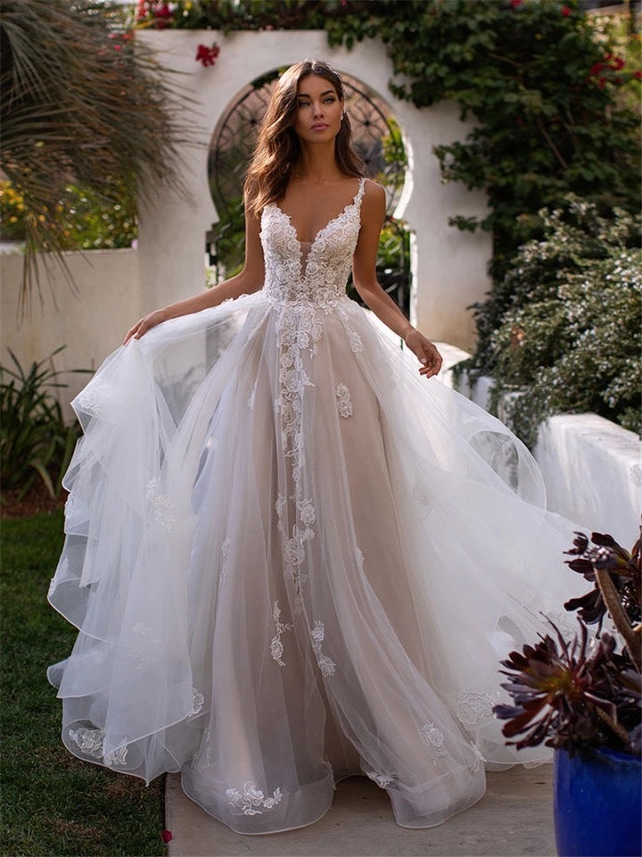 Abito da sposa leggero con scollo a V profondo e spalline sottili | BellaSeta - BellaSeta
