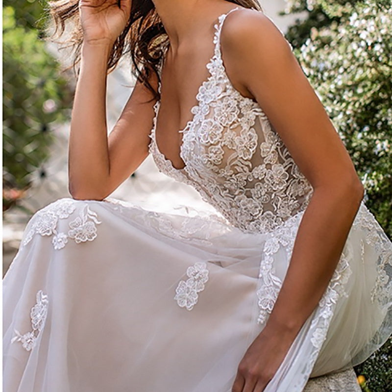 Abito da sposa leggero con scollo a V profondo e spalline sottili | BellaSeta - BellaSeta