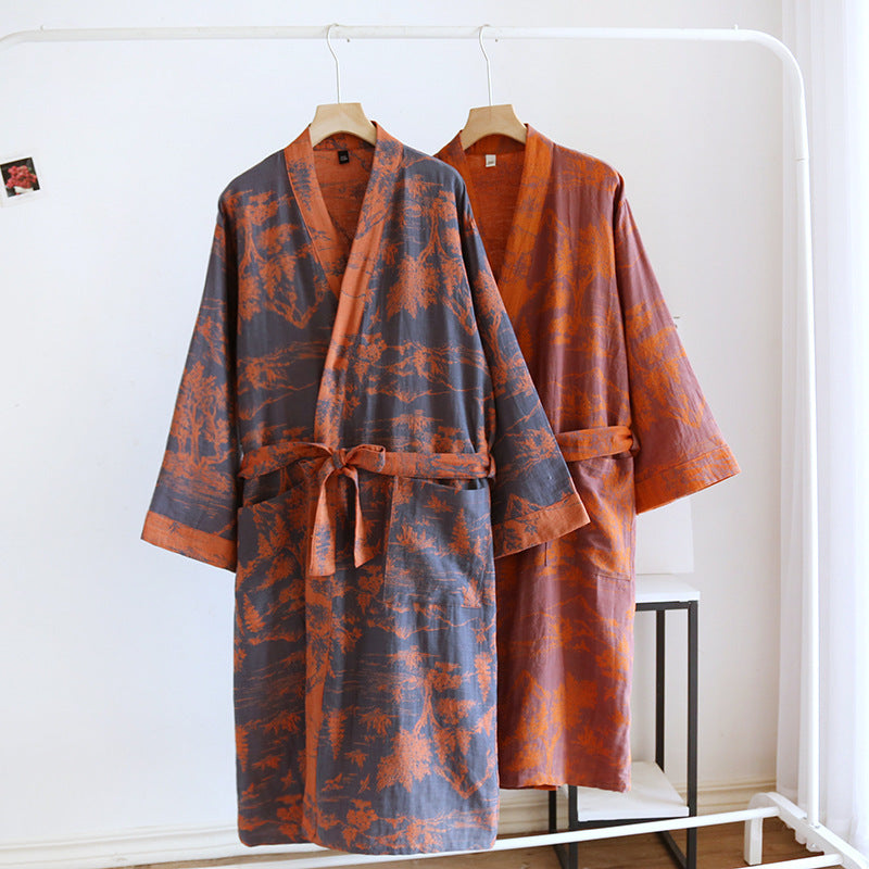 due accappatoi kimono jacquard con cintura, colore grigio antracite e marrone terracotta appesi su gruccia