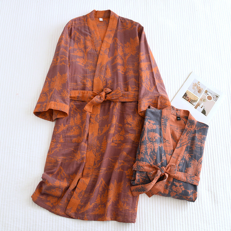 accappatoio kimono marrone terracotta con cintura affiancato a modello grigio antracite piegato su fondo chiaro