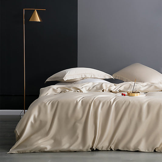 Completo lenzuola Premium in Ice Silk colore Oro champagne su letto matrimoniale