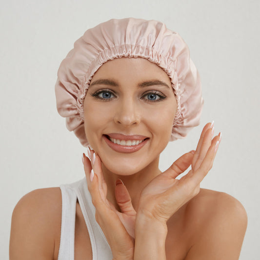 Donna che indossa cuffia per capelli in seta rosa cipria