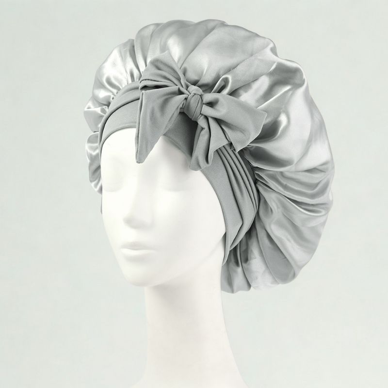Donna con cuffia per capelli in seta argento con fiocco