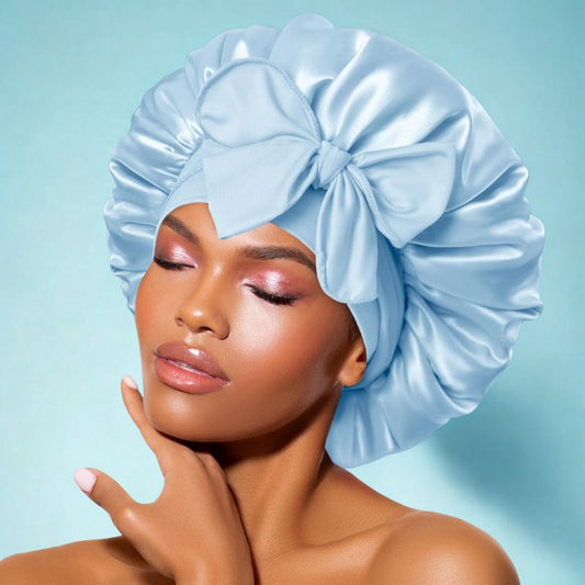 Donna con cuffia per capelli in seta azzurra con fiocco