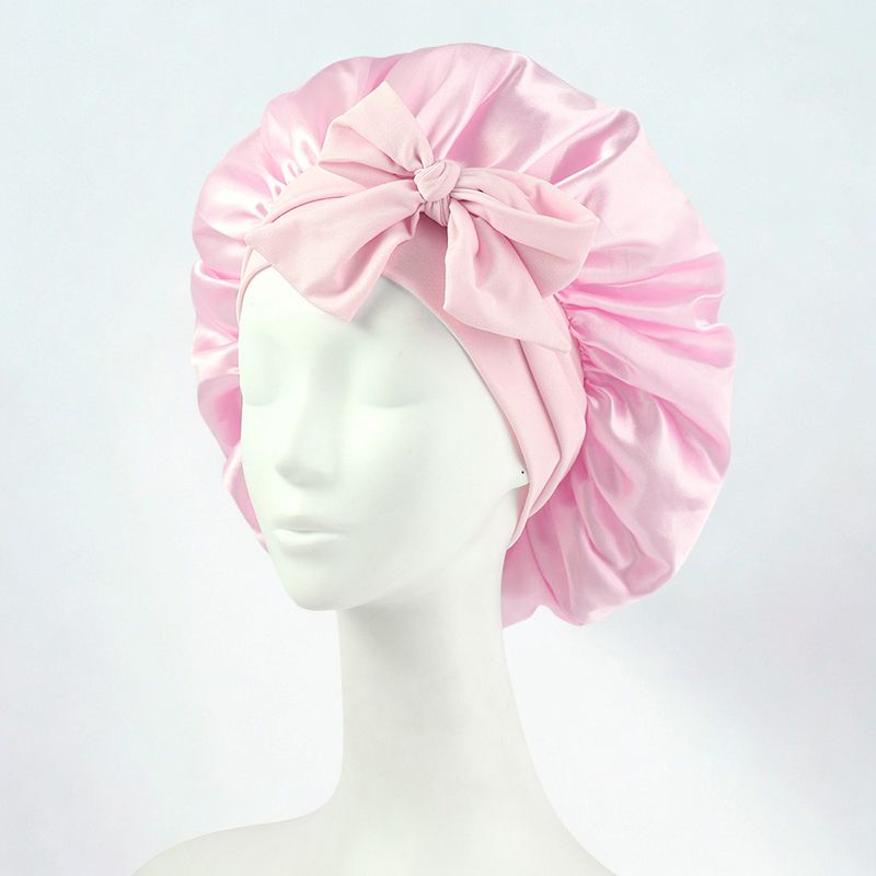 Donna con cuffia per capelli in seta pink con fiocco