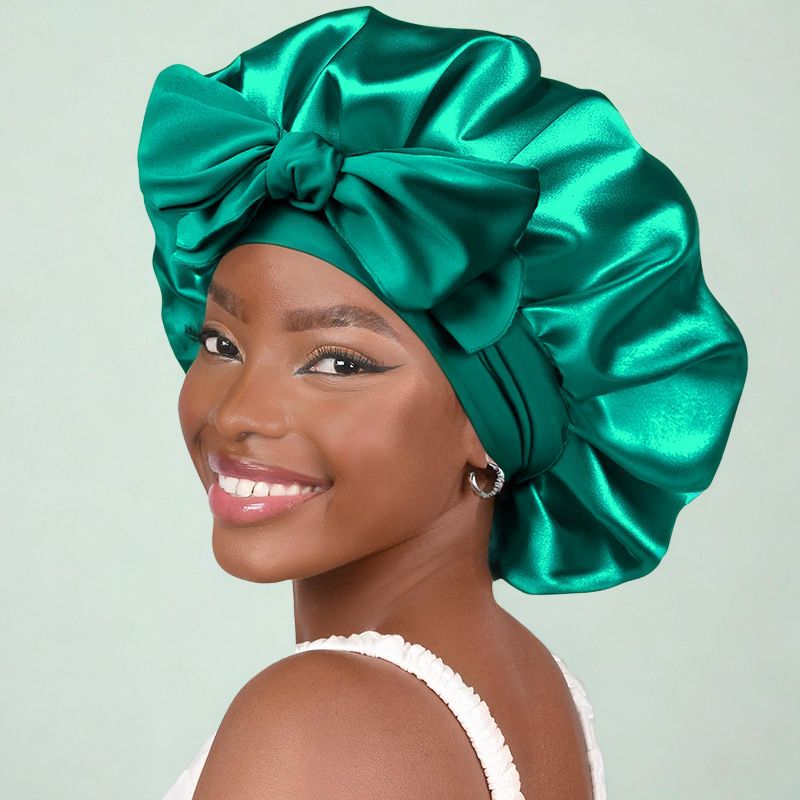 Donna con cuffia per capelli in seta verde con fiocco
