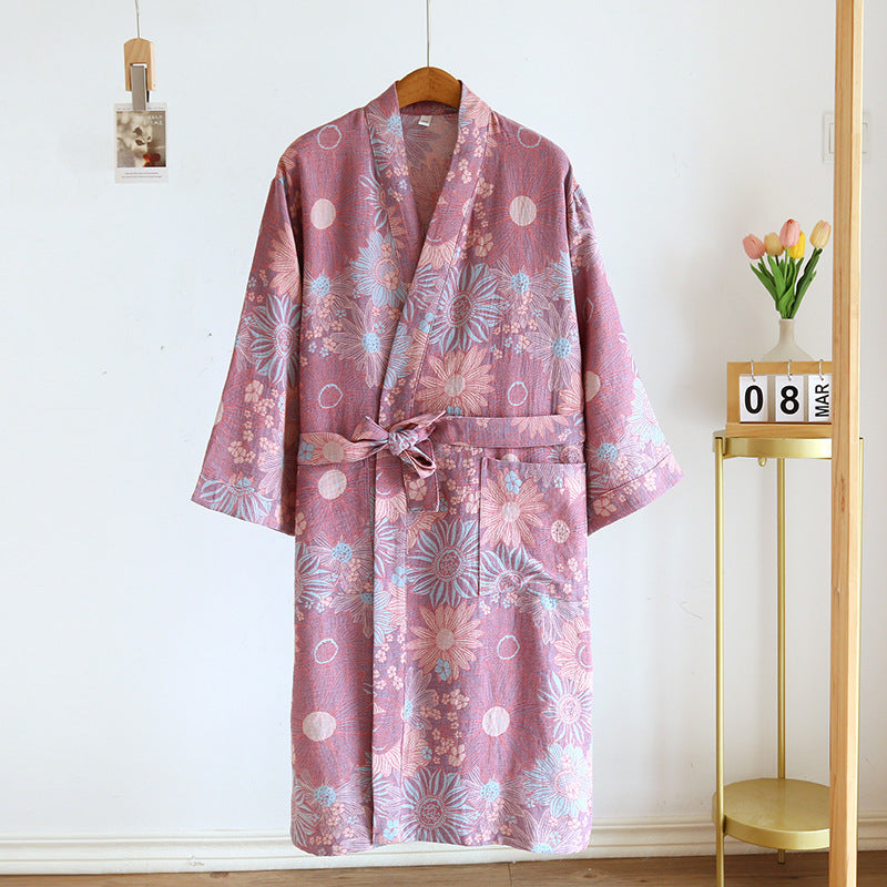 accappatoio kimono rosa antico con motivo floreale jacquard e cintura regolabile appeso su gruccia