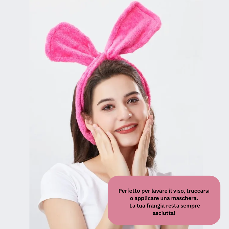 Modella sorridente che indossa la fascia rosa dei bigodini senza calore BellaSeta, tessuto morbido e confortevole