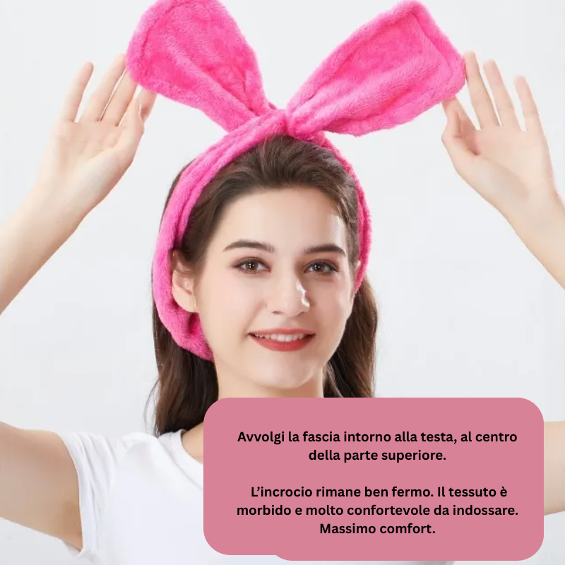 Donna sorridente che indossa fascia rosa dei bigodini senza calore BellaSeta, tessuto morbido e confortevole