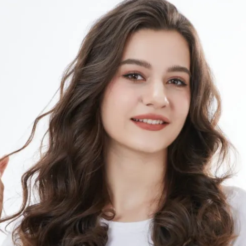 Donna con capelli castani morbidi e ricci naturali ottenuti con bigodini senza calore BellaSeta