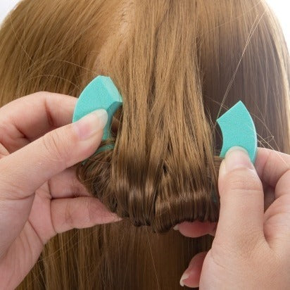 Applicazione dei bigodini senza calore colore ciano su capelli biondi per creare onde morbide e naturali