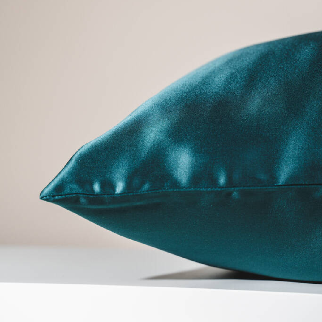 Federa in seta blu pavone Bella Seta – elegante e delicata sui capelli e sulla pelle