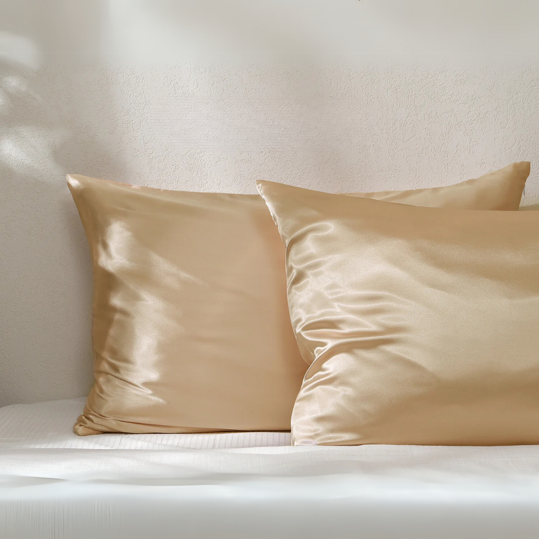 Federe in seta champagne Bella Seta su letto bianco, eleganti e morbide per sonno rigenerante e capelli sani