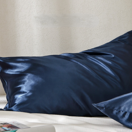 Federa in seta blu scuro Bella Seta – elegante e delicata sui capelli e sulla pelle