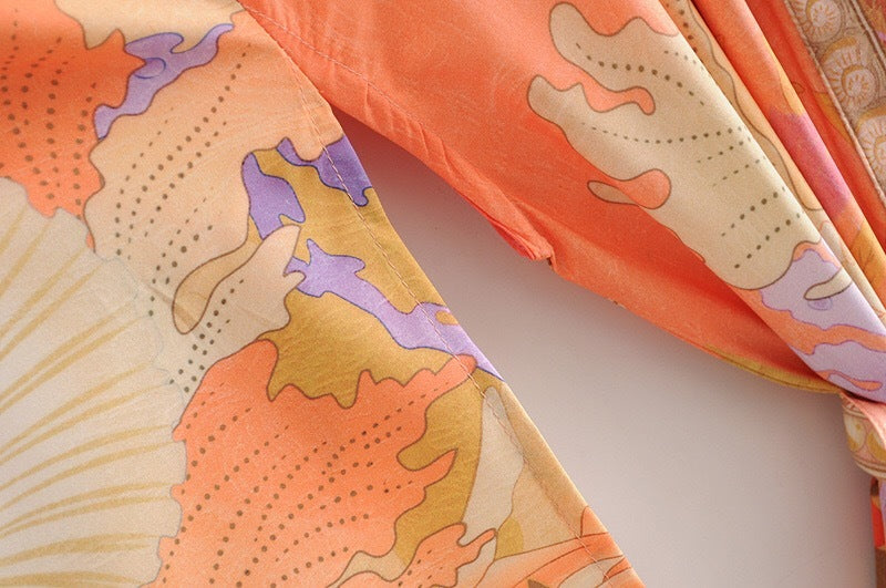 Dettaglio manica kimono in chiffon floreale arancione con motivo elegante - BellaSeta