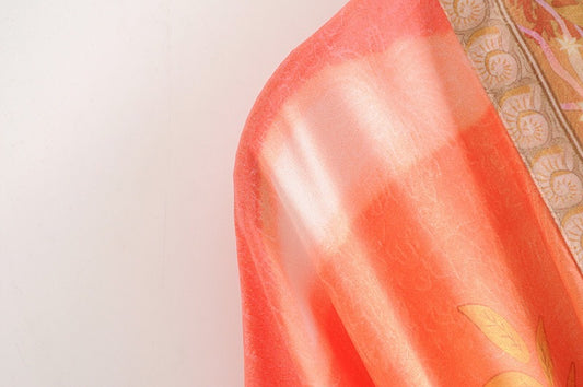 Dettaglio tessuto chiffon del kimono floreale arancione elegante - BellaSeta