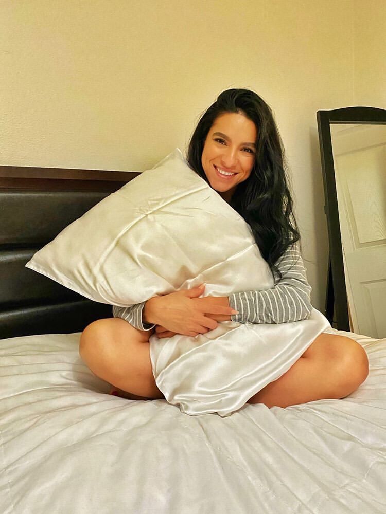 Donna felice con federa in seta bianca Bella Seta, delicata su pelle e capelli