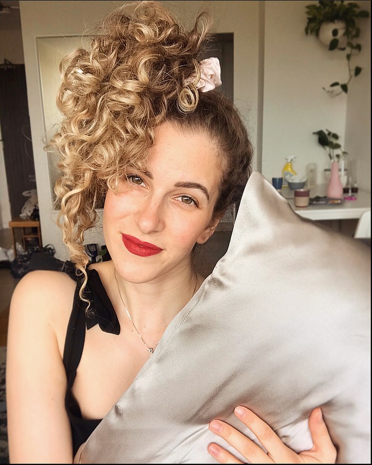 Donna felice con federa in seta champagne Bella Seta, delicata su pelle e capelli