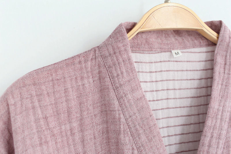 dettaglio colletto kimono accappatoio unisex leggero rosa cipria su gruccia