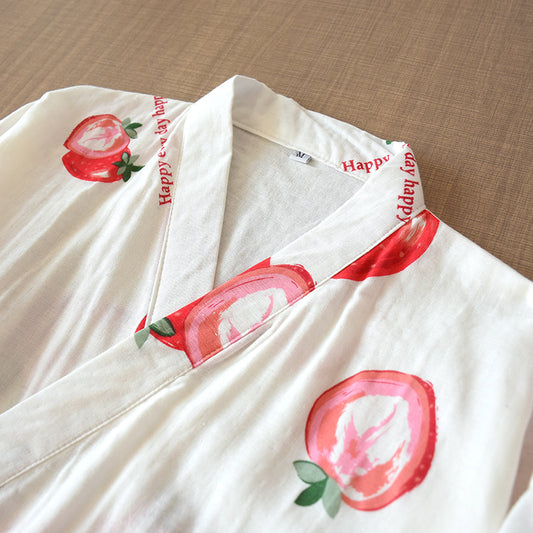 Dettaglio scollo a V kimono in cotone bianco con fragole rosse - BellaSeta