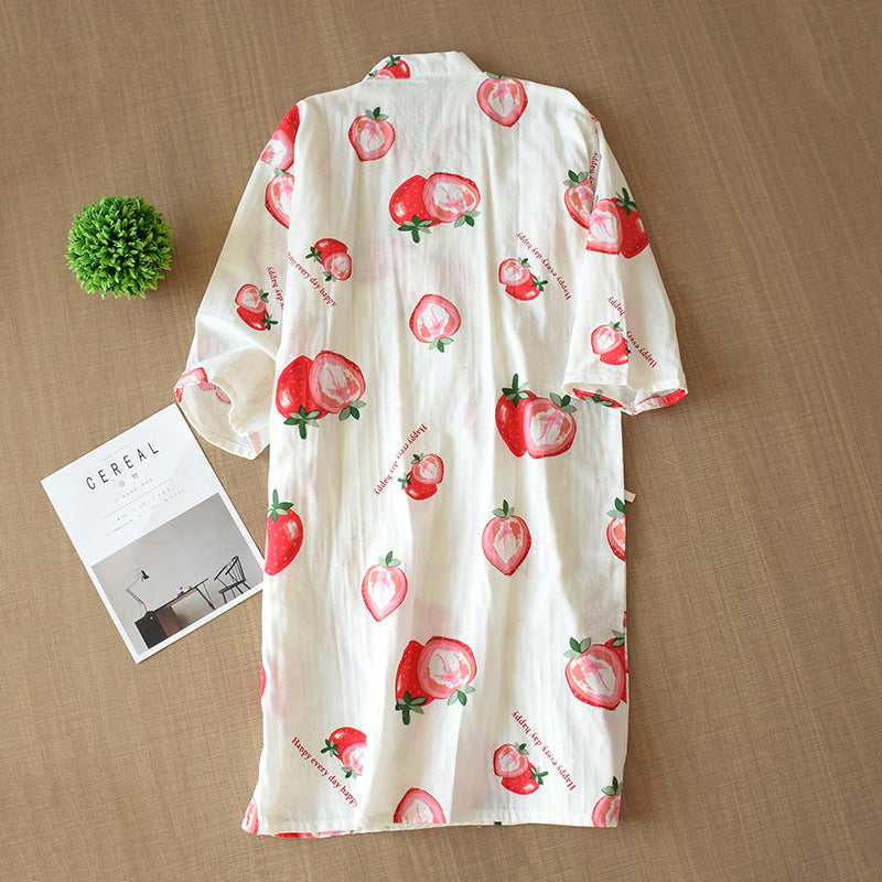 Kimono giapponese in cotone bianco con stampa fragole - vista frontale - BellaSeta
