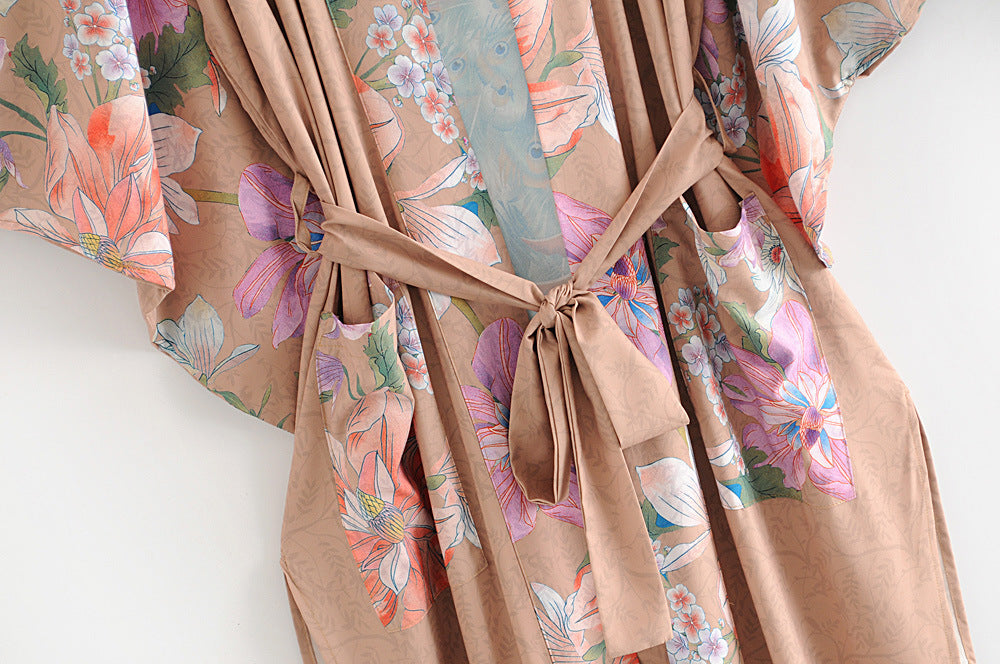Dettaglio cintura kimono floreale marrone con stampa fiori – BellaSeta