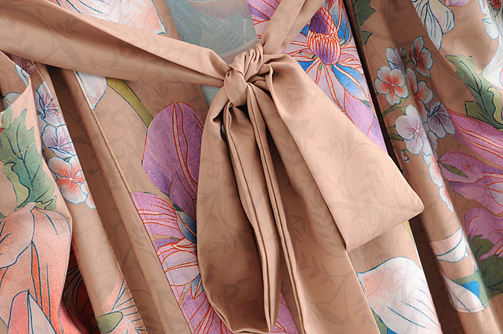 Dettaglio cintura annodata kimono floreale marrone con stampa fiori – BellaSeta