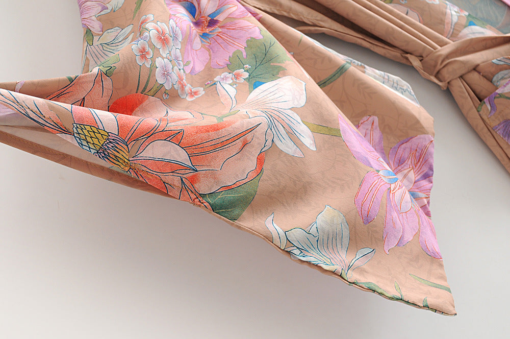 Dettaglio manica kimono floreale marrone con stampa fiori – BellaSeta