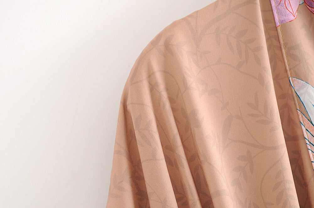 Dettaglio manica kimono floreale marrone con motivo a foglie – BellaSeta