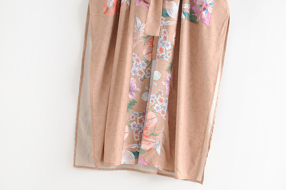 Dettaglio orlo kimono floreale marrone con motivo a fiori – BellaSeta