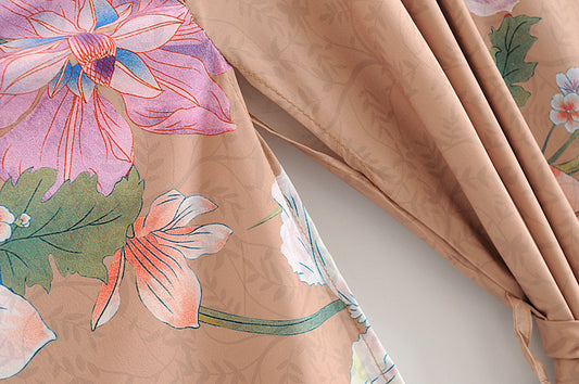 Dettaglio tessuto kimono floreale marrone con stampa fiori colorati – BellaSeta
