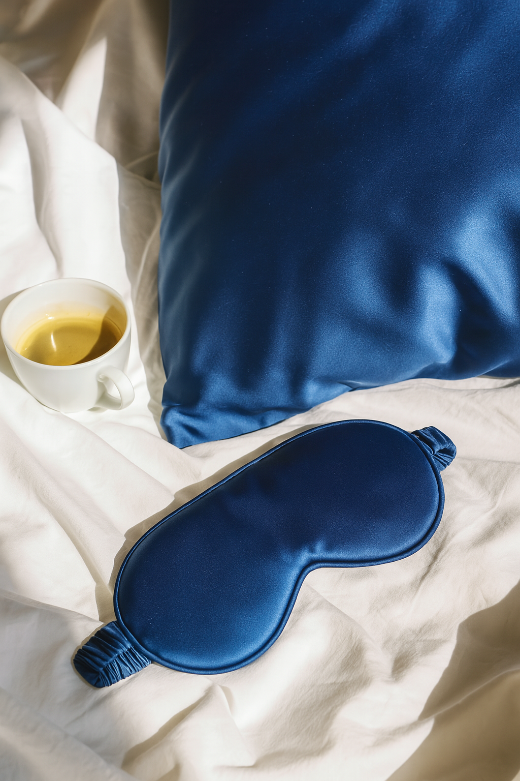 Mascherina per dormire in seta blu con federa coordinata, elegante accessorio per il relax e il sonno