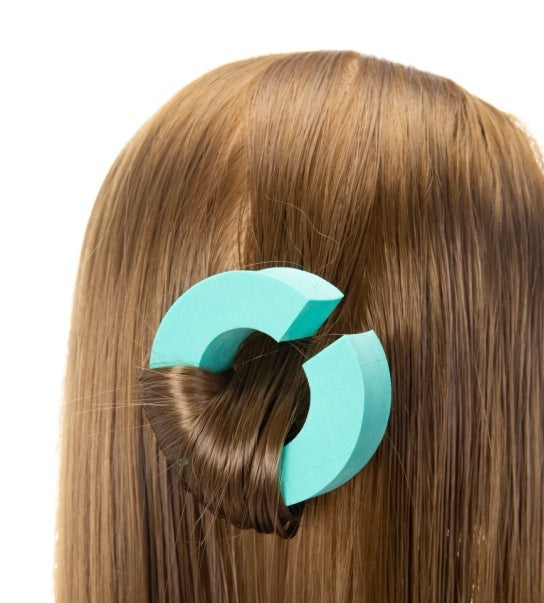 Applicazione dei bigodini senza calore C-Type colore ciano BellaSeta su capelli biondi per creare onde morbide e naturali