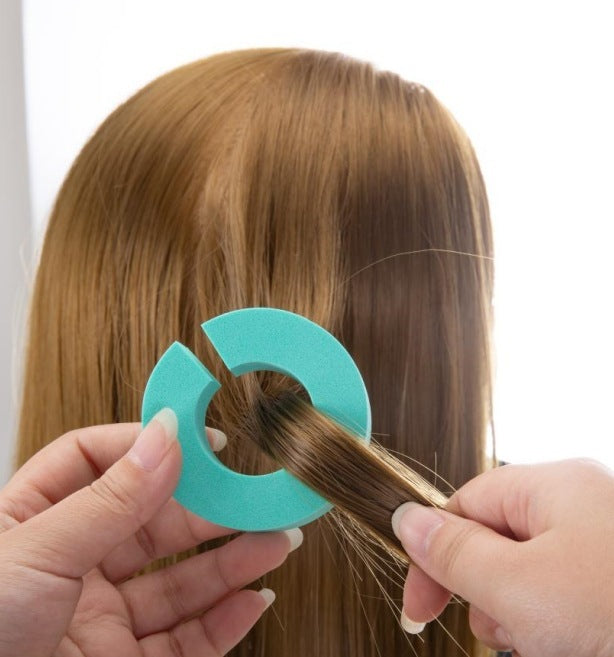 Applicazione dei bigodini senza calore C-Type colore ciano BellaSeta su capelli biondi per creare onde morbide e naturali