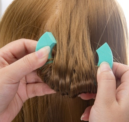 Applicazione dei bigodini senza calore C-Type colore ciano BellaSeta su capelli biondi per creare onde morbide e naturali