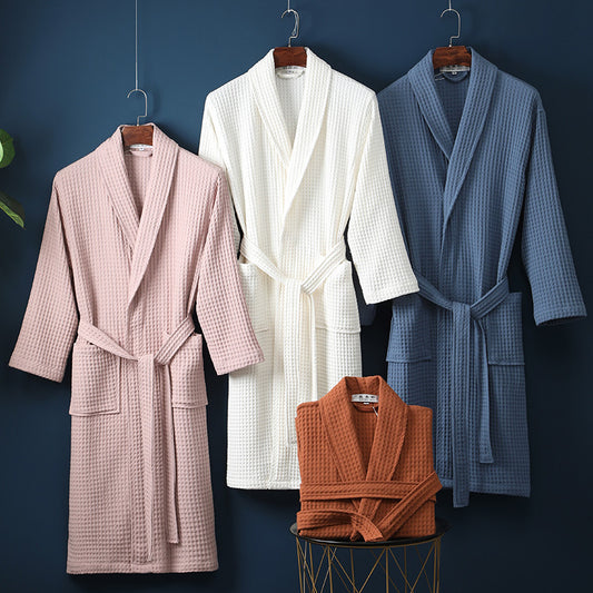 Accappatoio lungo unisex in cotone nido d’ape: leggero, traspirante ed elegante, ideale per il relax quotidiano a casa.