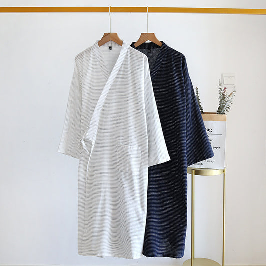 Scopri il kimono accappatoio estivo unisex BellaSeta: leggero, traspirante e con raffinato motivo jacquard per un comfort quotidiano elegante.