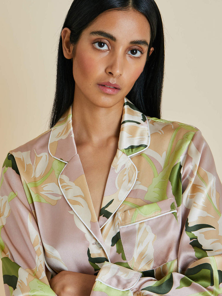 Donna che indossa camicia pigiama in seta floreale rosa e verde Bella Seta