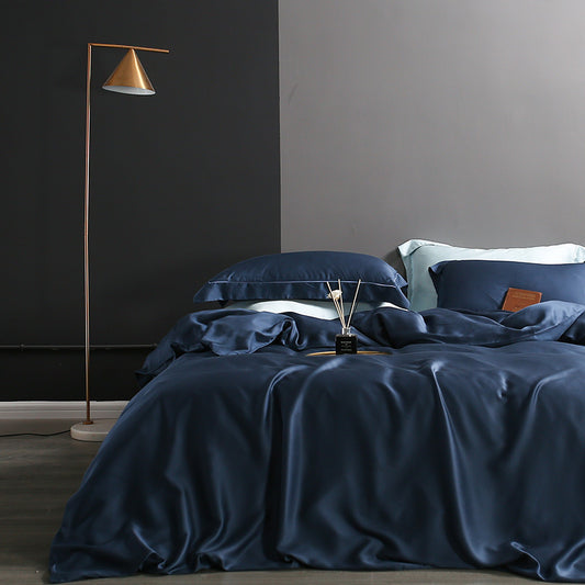 Completo lenzuola Premium in Ice Silk colore Blu Navy su letto matrimoniale