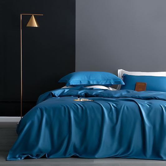Completo lenzuola Premium in Ice Silk colore Blu Zaffioro su letto matrimoniale