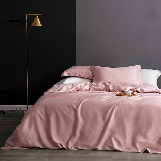 Completo lenzuola Premium in Ice Silk colore Ciliegia Cipria su letto matrimoniale