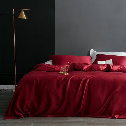 Completo lenzuola Premium in Ice Silk colore Rosso su letto matrimoniale