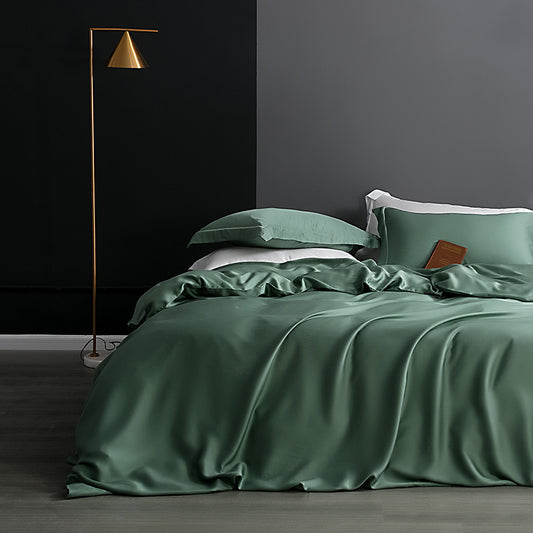 Completo lenzuola Premium in Ice Silk colore Verde monet su letto matrimoniale