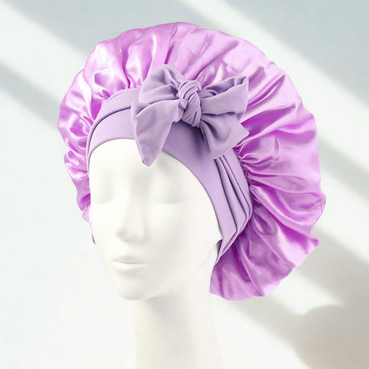 Donna con cuffia per capelli in seta viola con fiocco