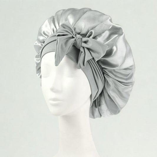 Donna con cuffia per capelli in seta argento con fiocco