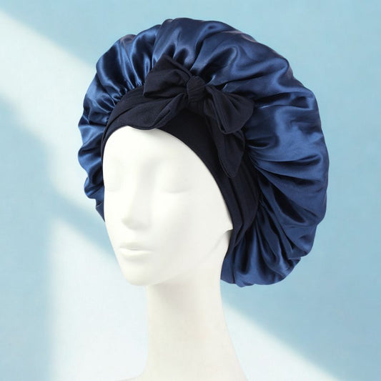 Donna con cuffia per capelli in seta blu con fiocco