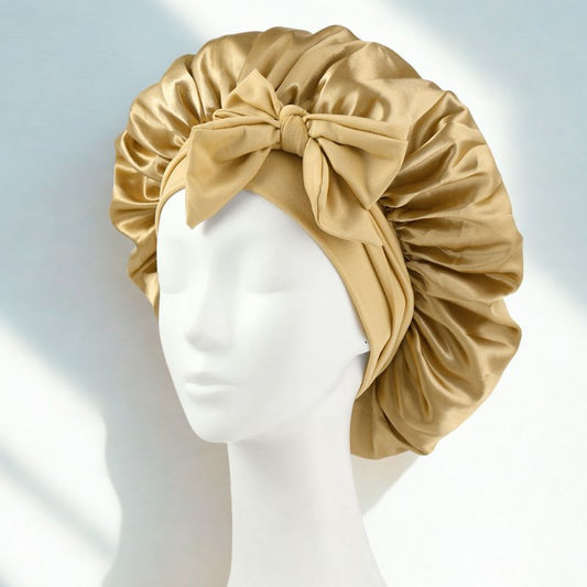 Donna con cuffia per capelli in seta oro con fiocco