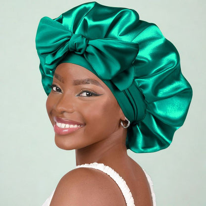 Donna con cuffia per capelli in seta verde con fiocco