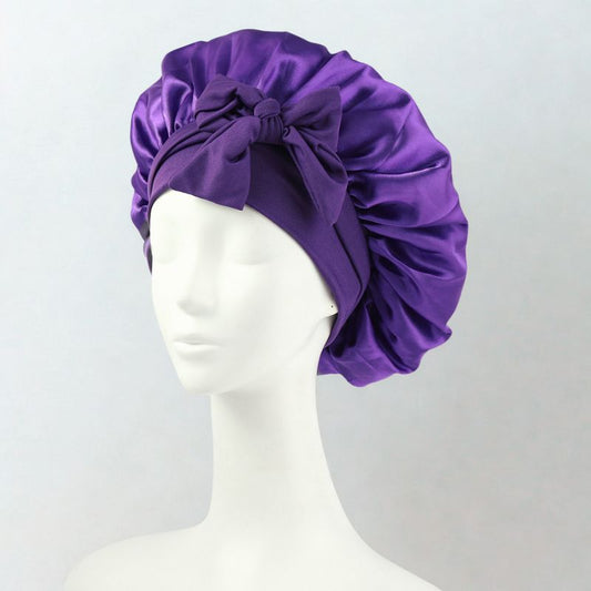 Donna con cuffia per capelli in seta viola con fiocco