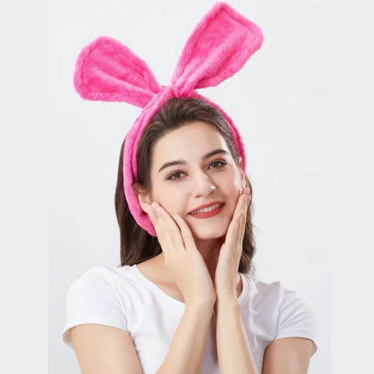 Modella sorridente che indossa la fascia rosa dei bigodini senza calore BellaSeta, tessuto morbido e confortevole